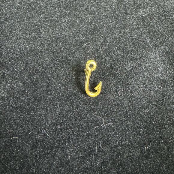 Vintage Gold tone Fishing Hook Fisherman Angler‎ Tie Tack Pin Brooch Lapel Pin - Picture 1 of 6